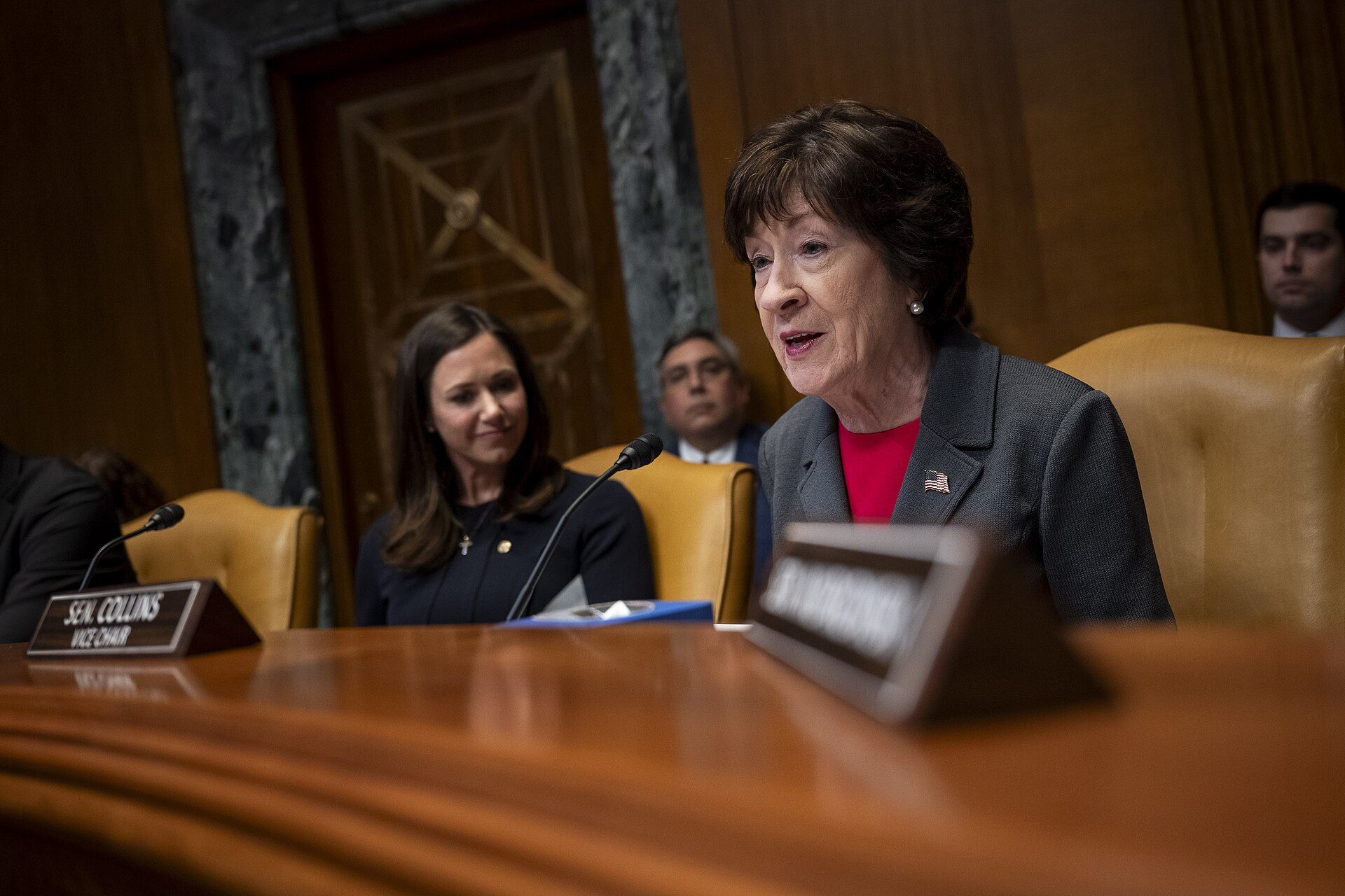 缅因州ICE突袭引发政治动荡 共和党参议员苏珊·柯林斯面临重压