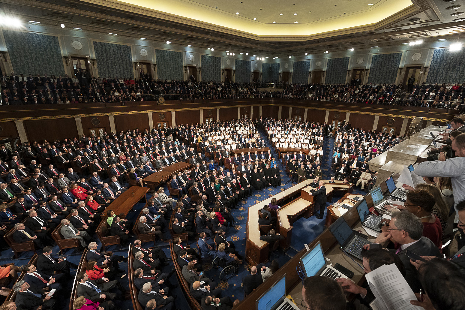 特朗普在国情咨文中面临多重挑战与反对