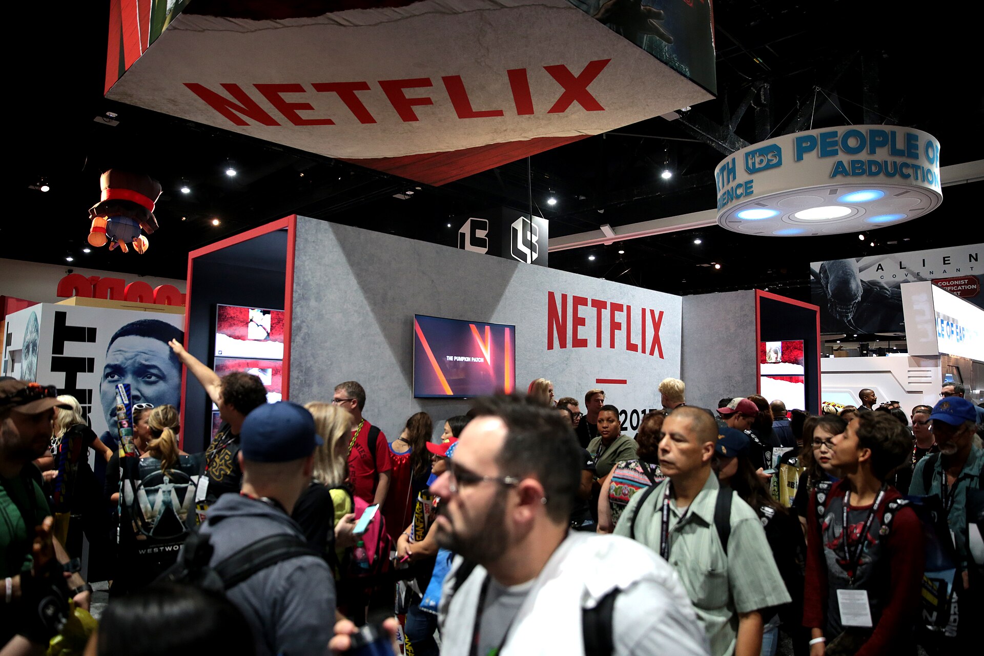 1920px-Netflix_booth_(36079051696).jpg