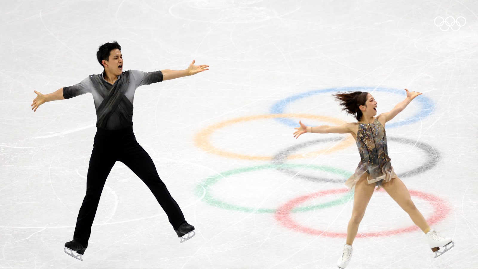 日本花滑组合历史性夺金，这位中国记者火了：在政治的寒冬里，人性的光辉依然滚烫