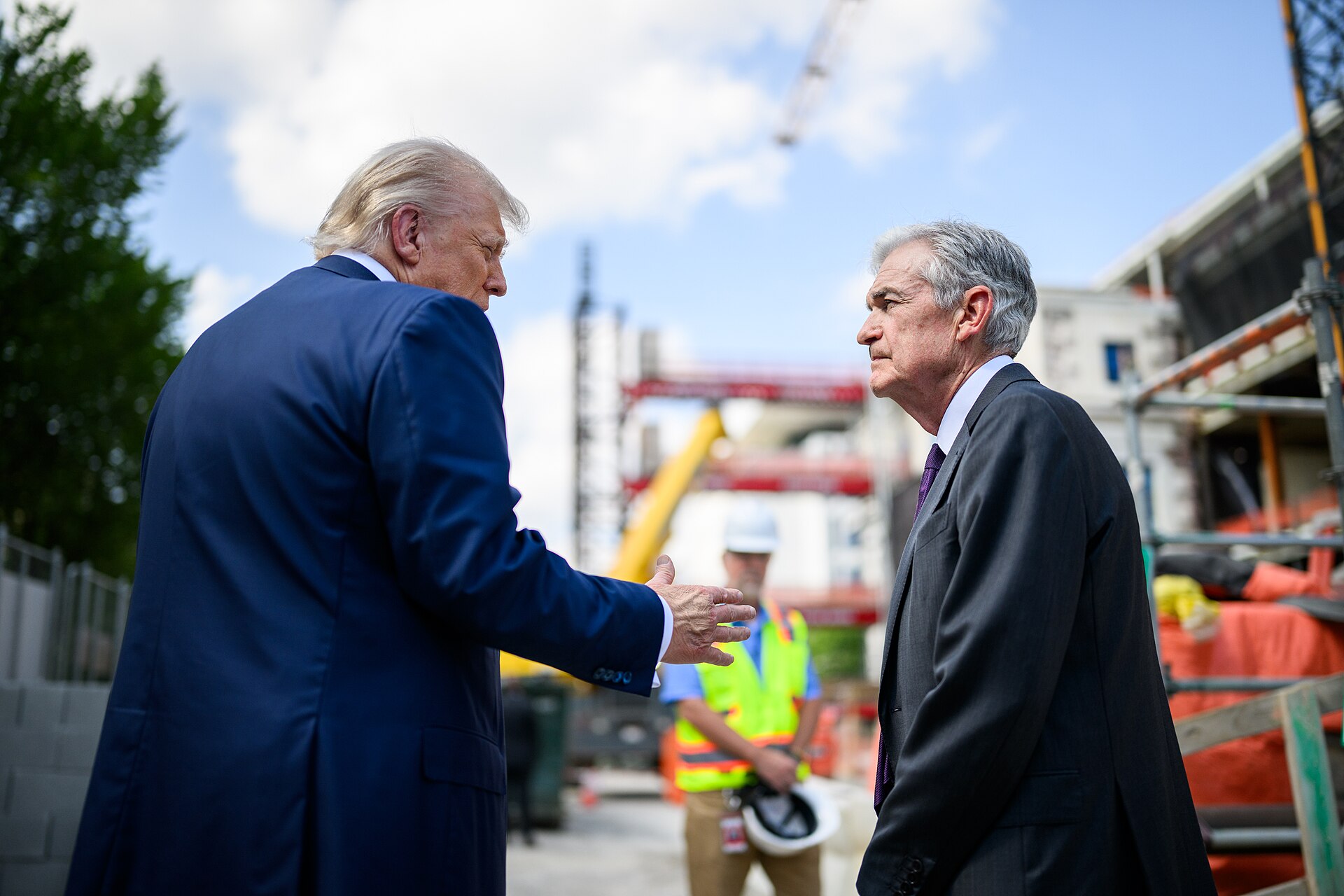 1920px-President_Donald_Trump_speaks_to_Fed_Chair_Jerome_Powell_during_a_tour_of_the_Federal_Reserve_(54678991885).jpg