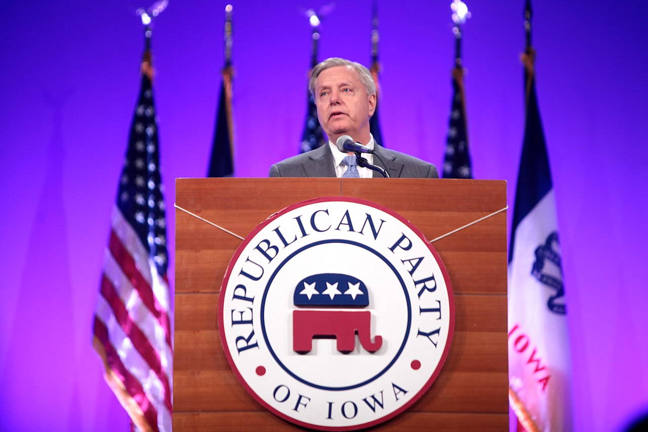 林赛·格雷厄姆缘何从特朗普批评者变身死忠粉和对伊战争推手？