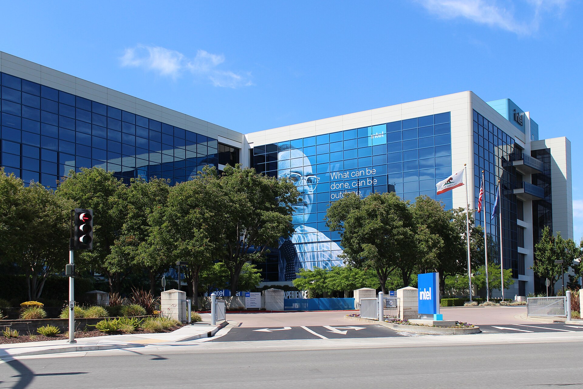 1920px-Intel_Headquarters_in_2023.jpg
