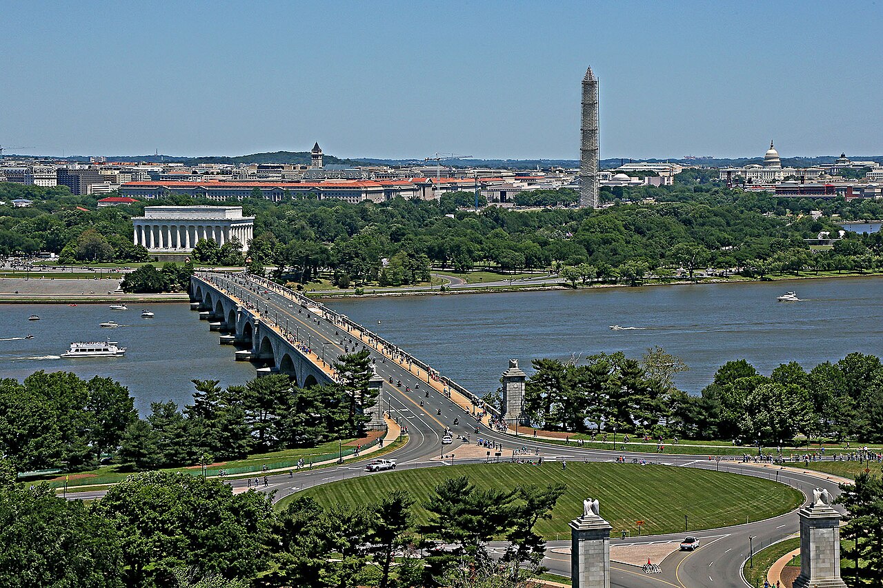 1280px-ArlingtonMemorialBridgeEast.jpg