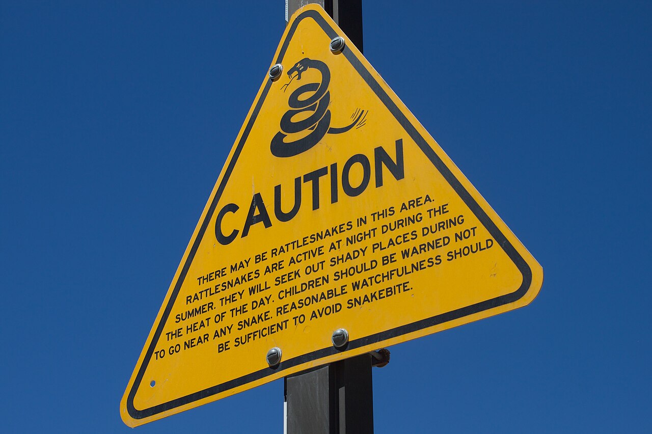 1280px-Caution,_rattlesnakes_(sign).jpg
