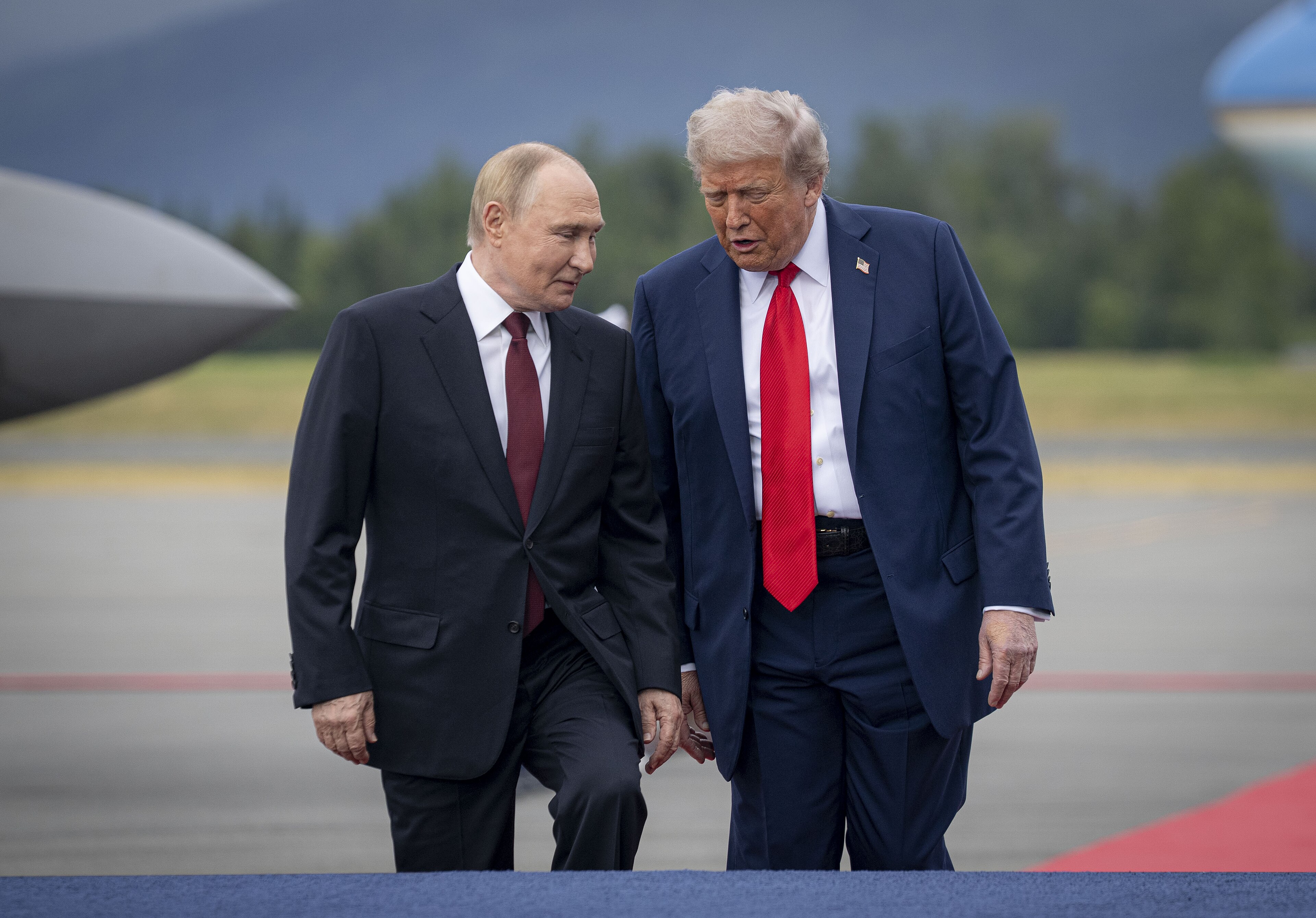 Trump,_Putin_Alaska_Arrival_(9260677).jpg