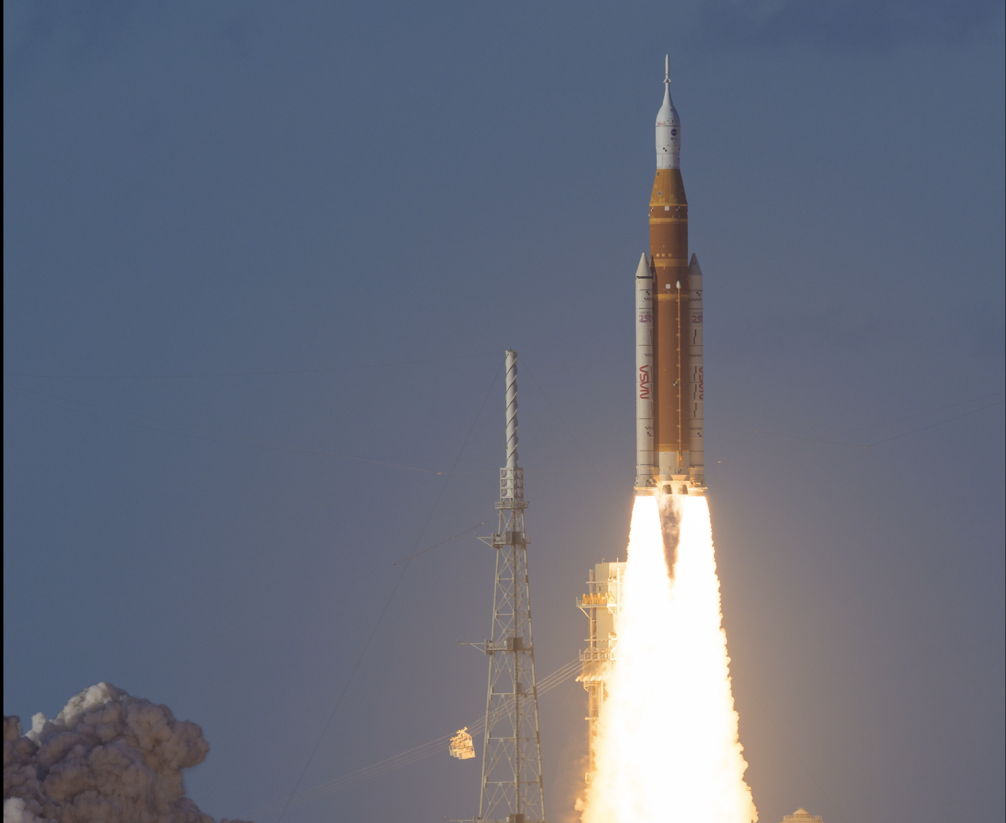 Artemis II载人登月任务启程 宇航员时隔半世纪再赴月球