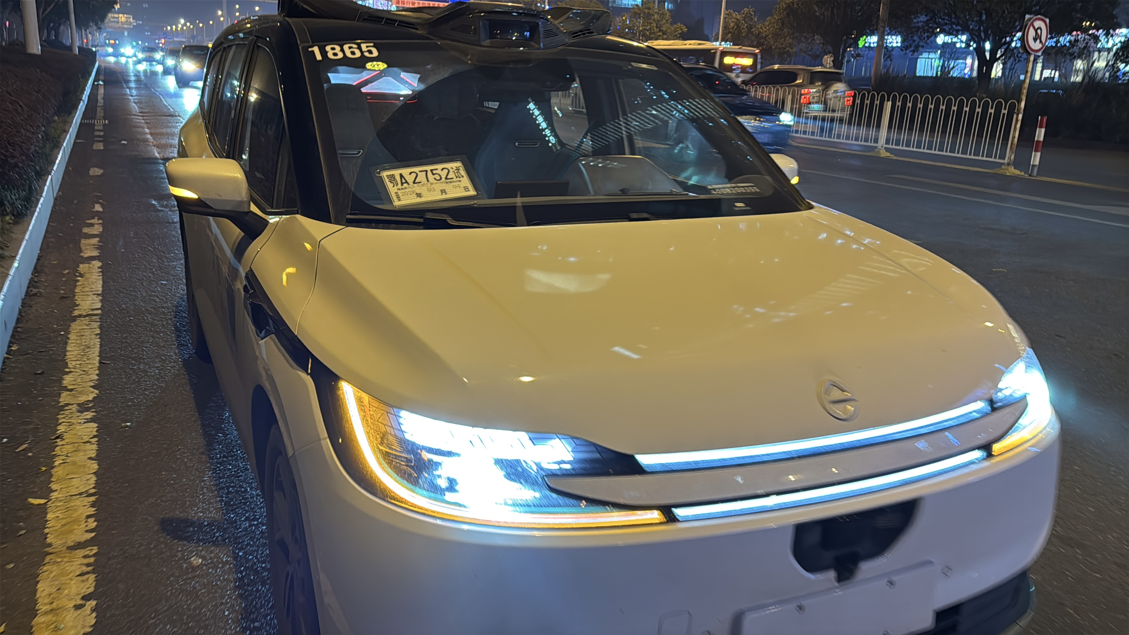 武汉大规模机器人出租车故障引交通混乱，自动驾驶安全性再受拷问