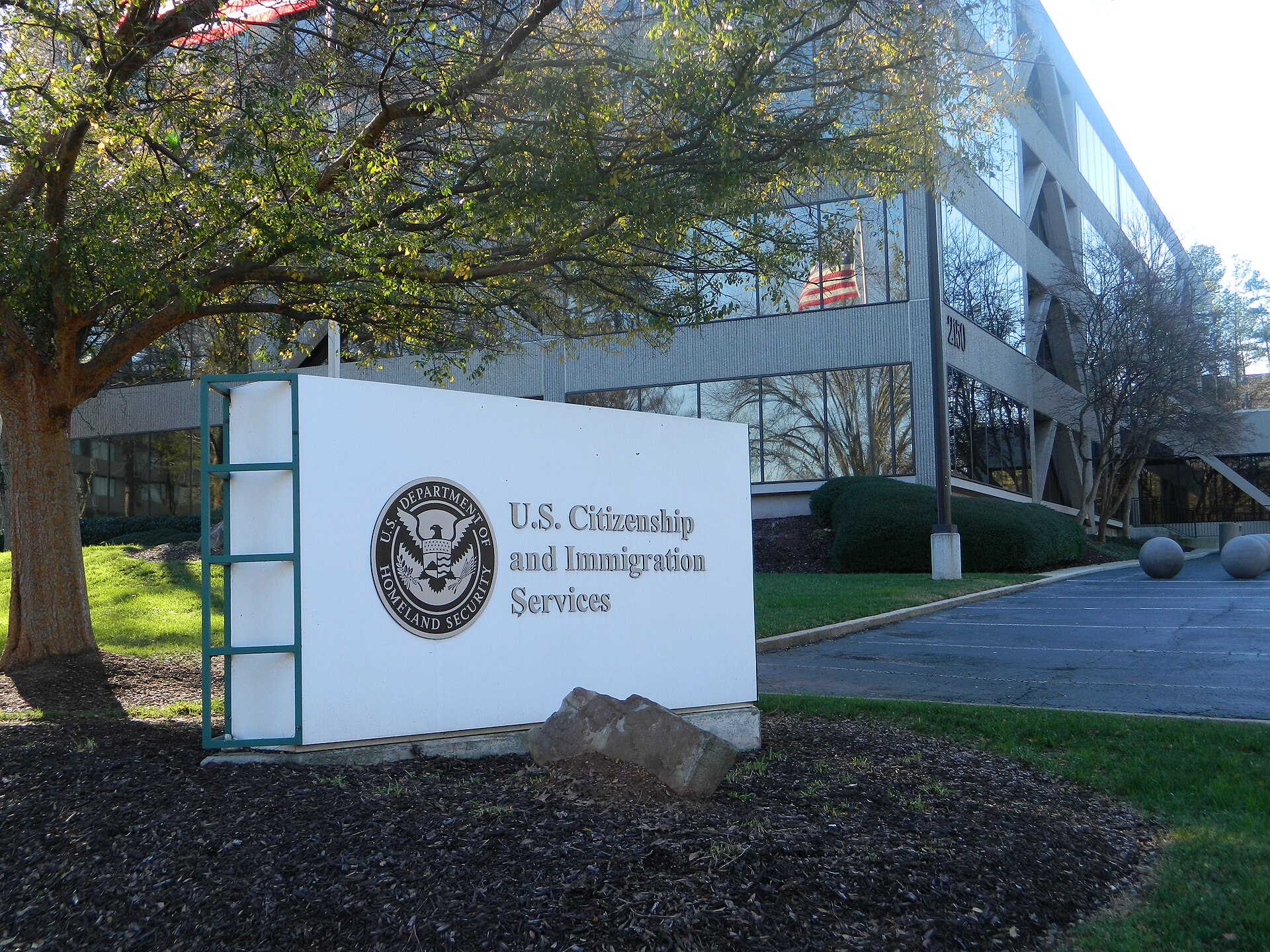1920px-U.S._Citizenship_and_Immigration_Service.jpg