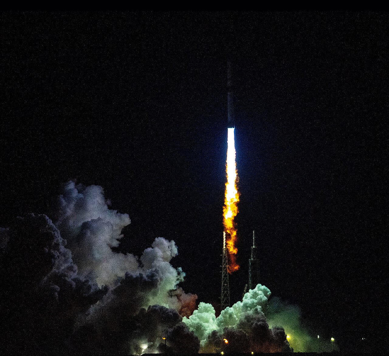 1280px-New_Glenn_launch_signals_new_era_for_Space_Launch_Complex_36_(8832113).jpg