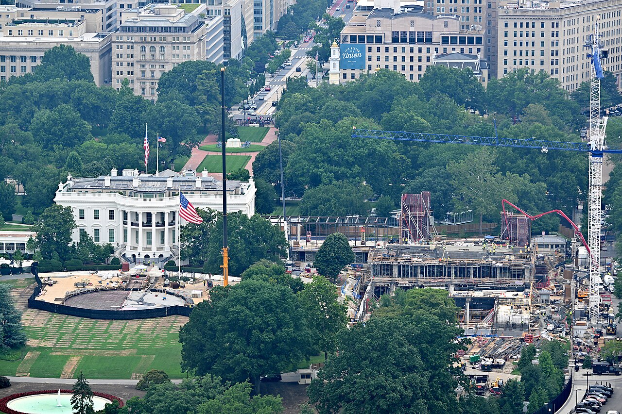 1280px-2026-07-10_construction_at_the_White_House_Washington_DC_11-41-59_1.jpg