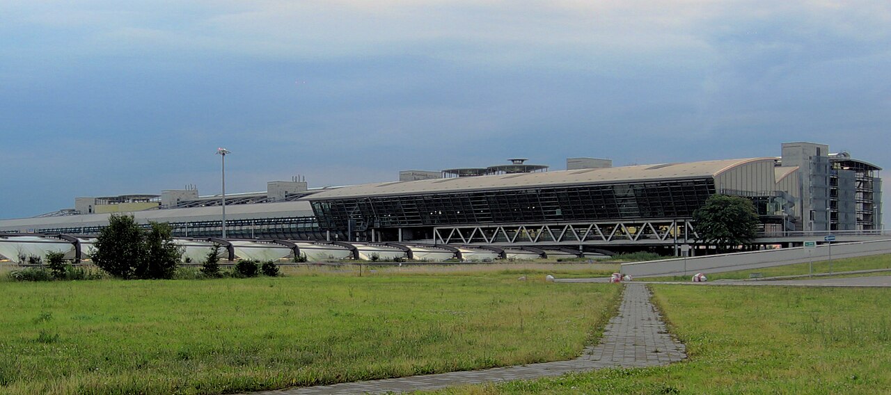 1280px-Leipzig-Halle_Airport_Check-in.jpg