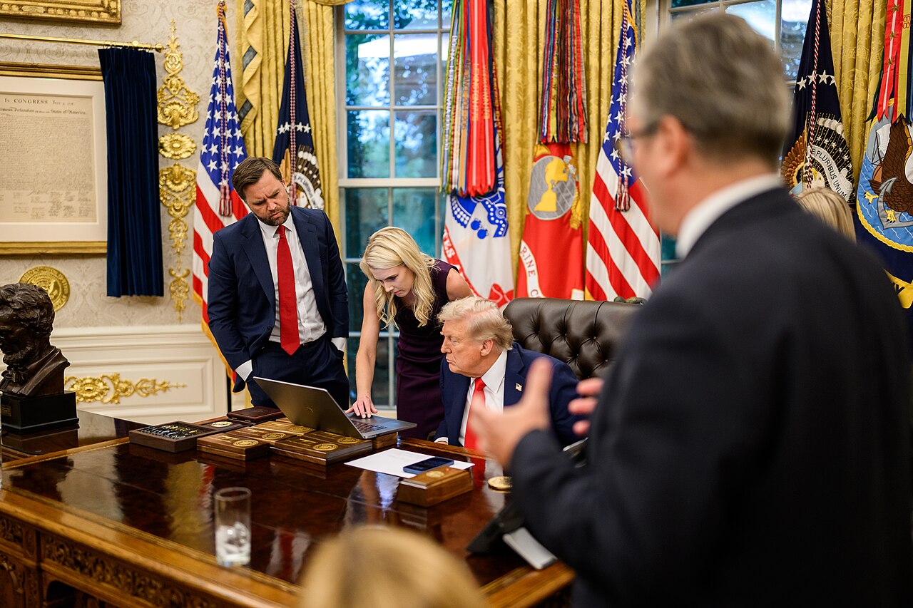 President_Donald_Trump_drafts_a_Truth_Social_post_alongside_Vice_President_JD_Vance_and_Assistant_to_the_President_Natalie_Harp_during_a_meeting_with_European_leaders_(54732035399).jpg