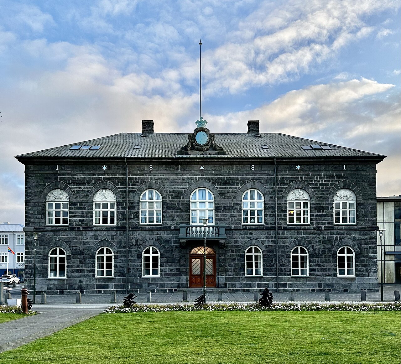 1280px-Alþingishúsið.jpg