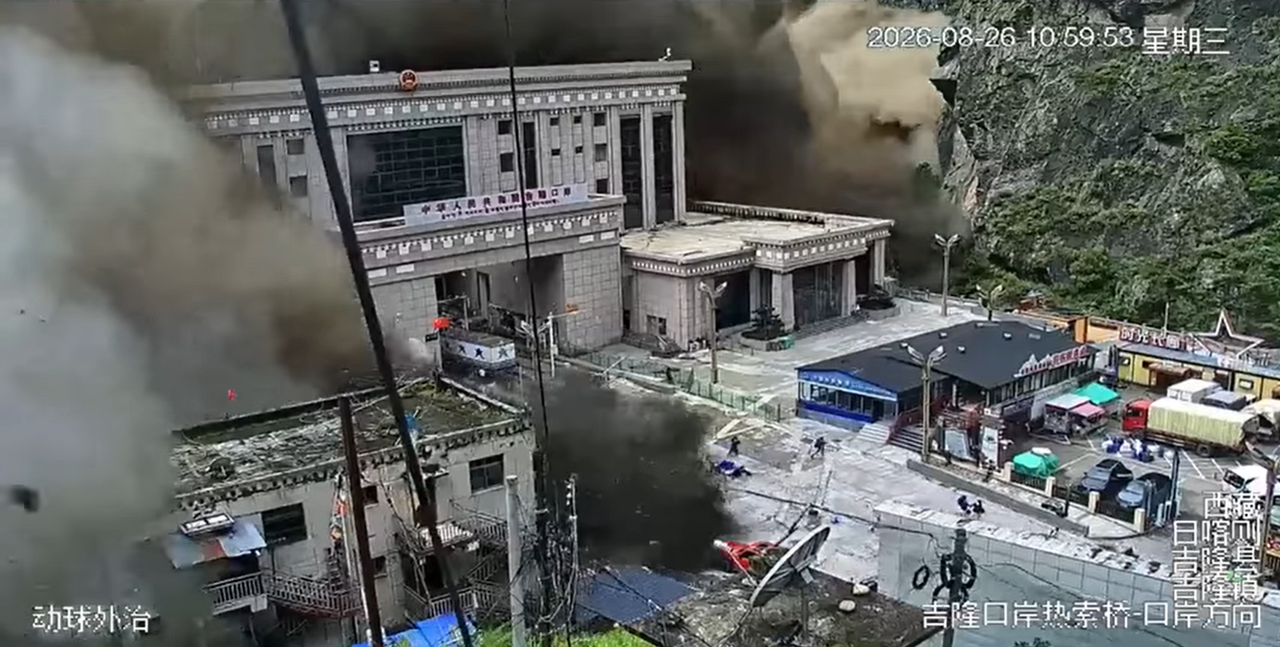 1280px-Mudslide_at_Gyirong_Port_2_(screenshot).png