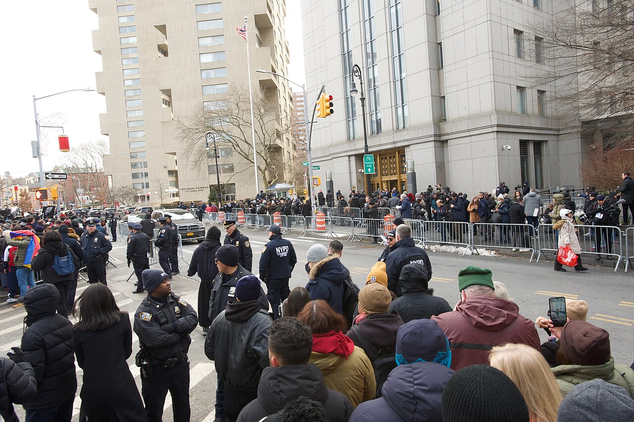 1280px-Outside_Nicolás_Maduro's_arraignment_in_NYC_01.jpg