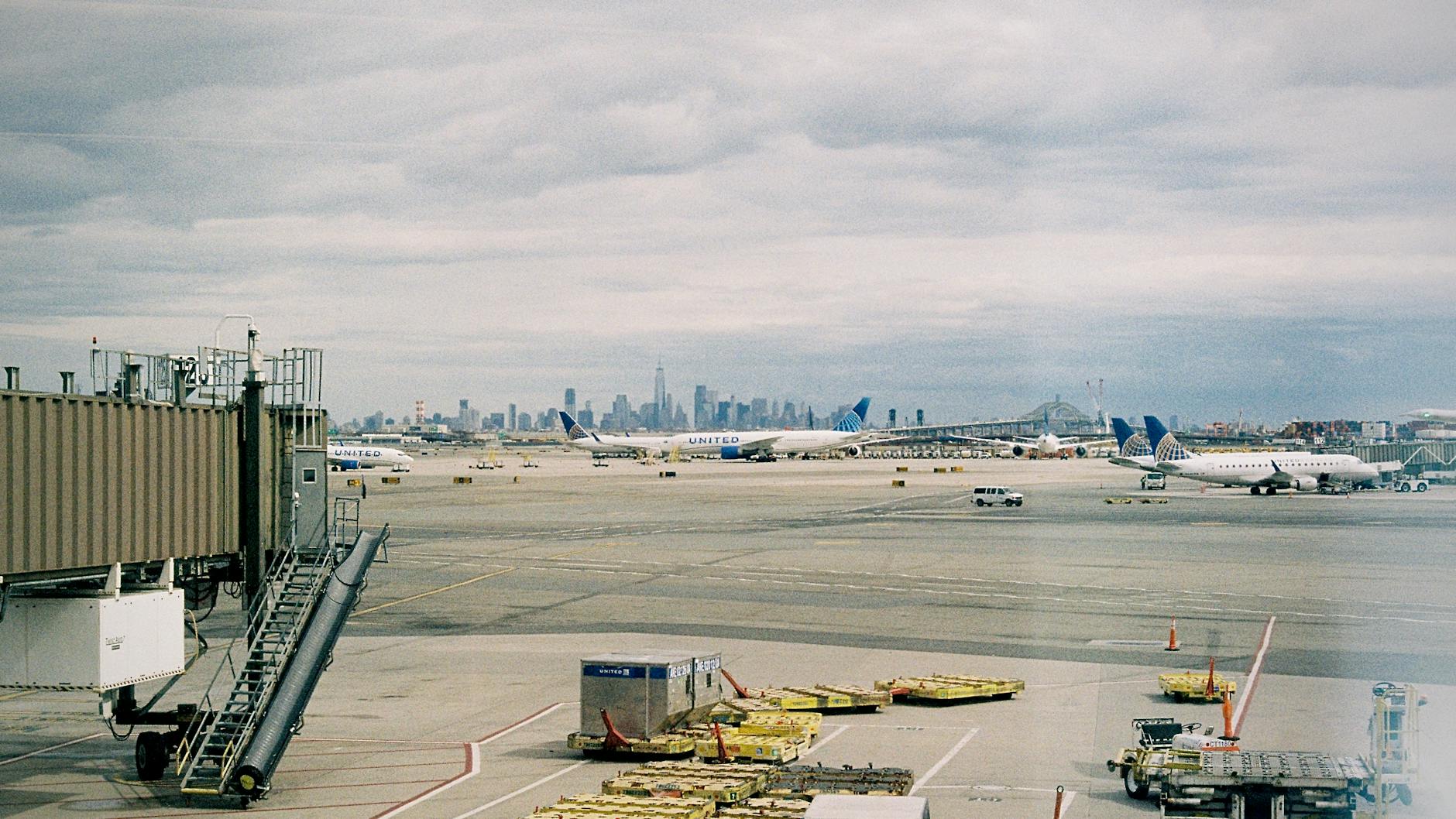 纽约肯尼迪机场两客机险些相撞，联邦航空管理局展开调查