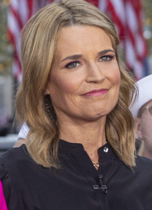 母亲节泣诉：NBC主播萨凡纳誓言“永不停止寻找”被绑架母亲