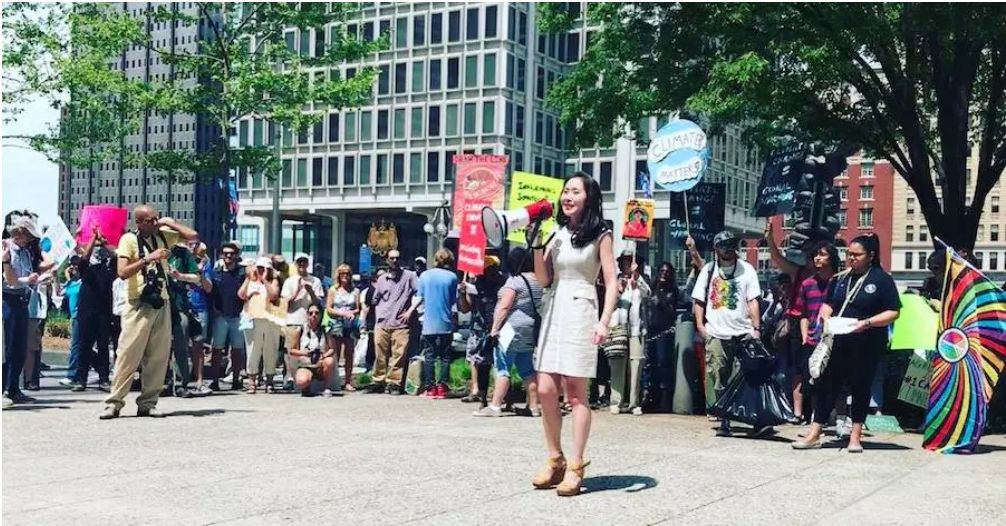 28岁新人打败民主党超级大佬，美国中期选举后浪催前浪