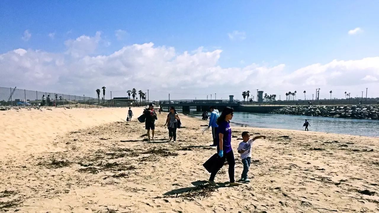 保护海洋，我们在行动！南加华人积极参与亨廷顿海滩环保活动