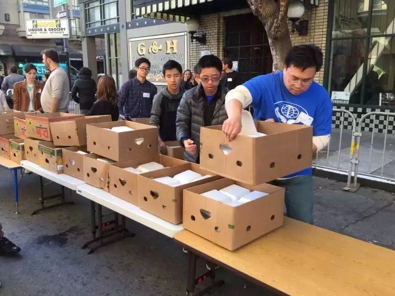 感恩节-为无家可归和低收入家庭送免费午餐