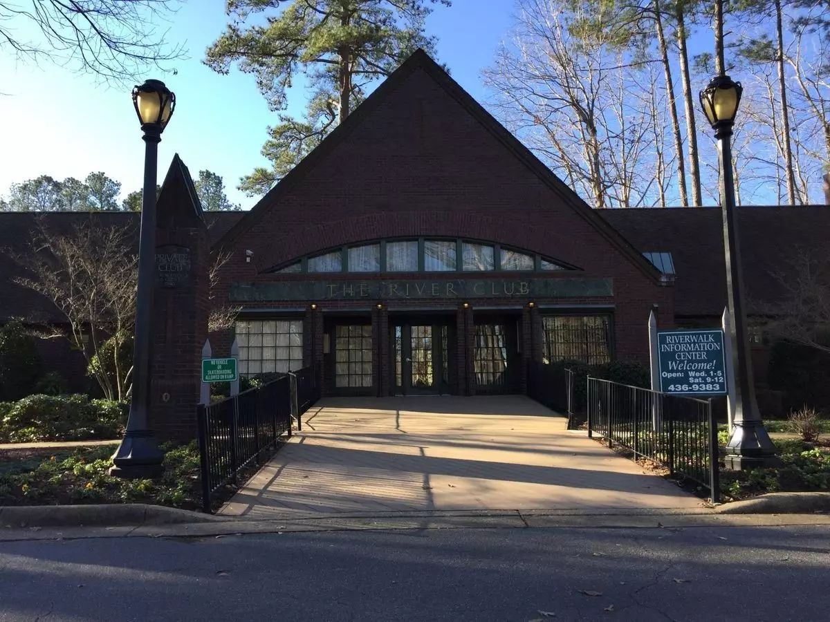 心碎！华人老人在小区玩“口袋怪兽”游戏被保安射杀！