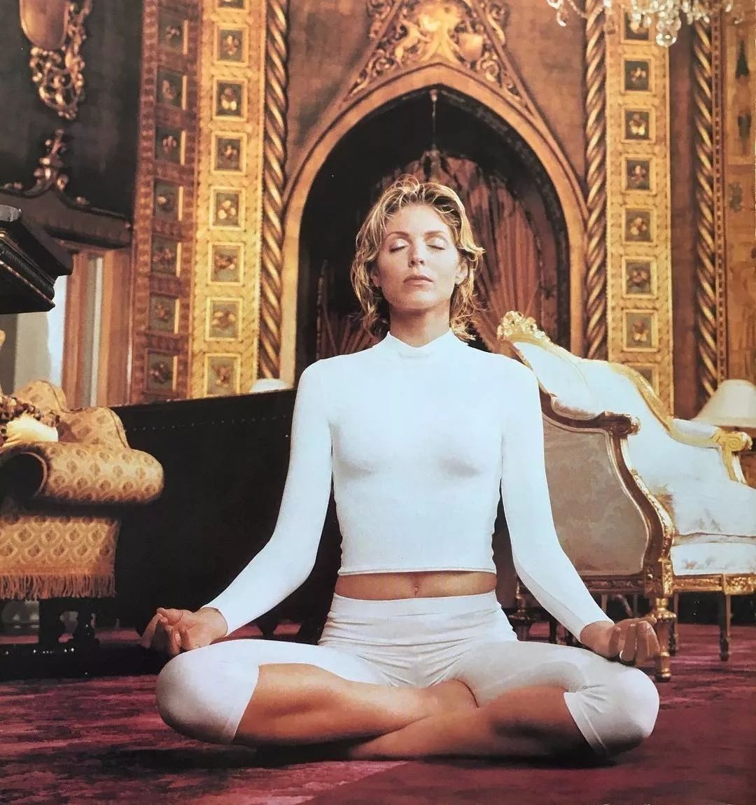 第一夫人怒怼第一个夫人，第二个夫人笑而不语