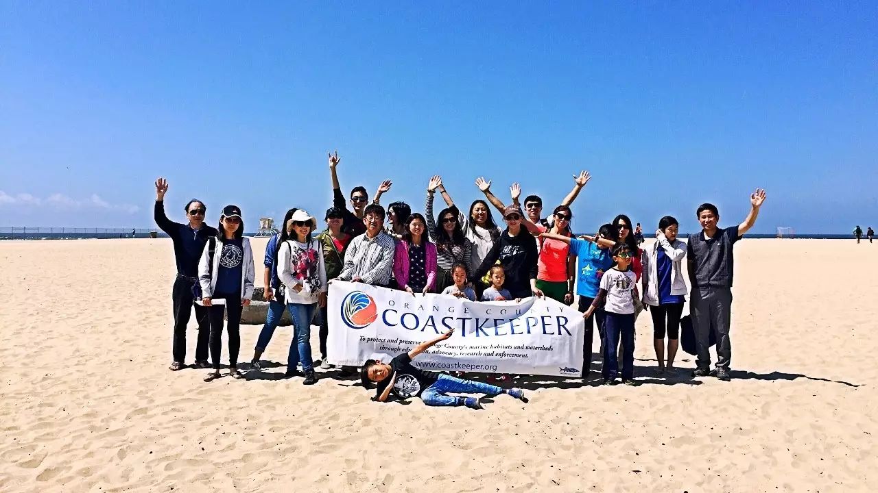 保护海洋，我们在行动！南加华人积极参与亨廷顿海滩环保活动