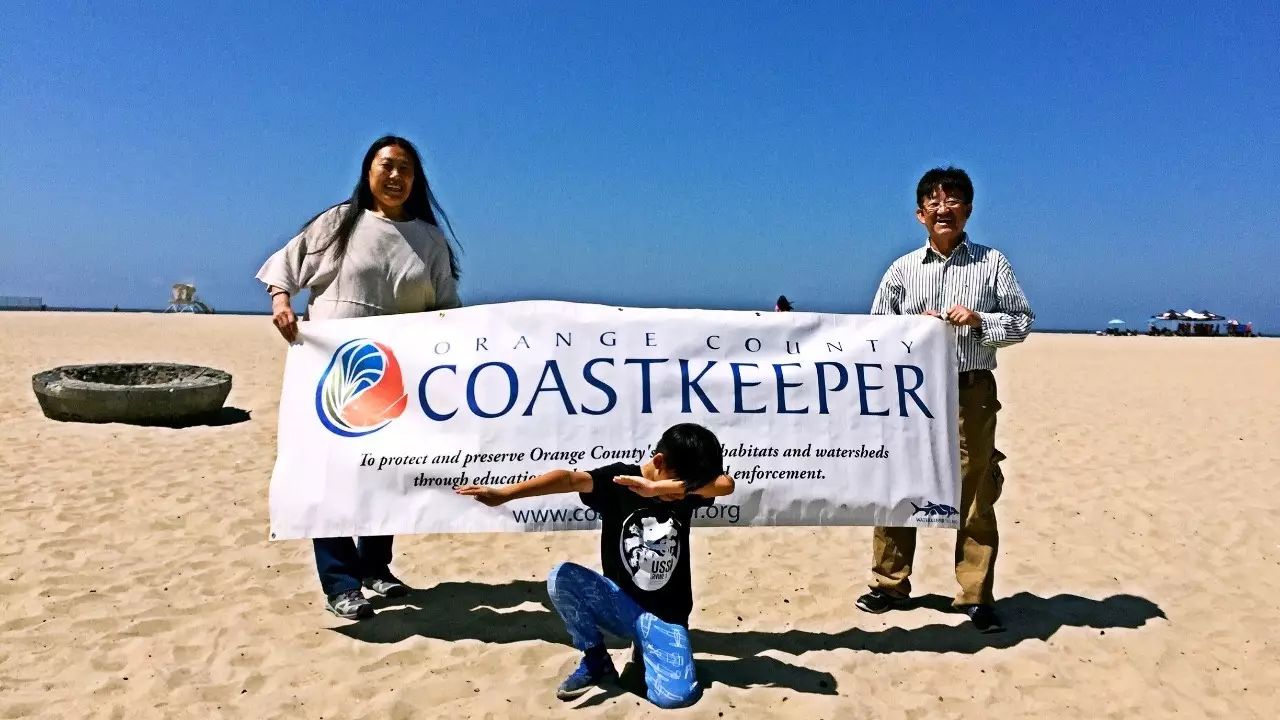 保护海洋，我们在行动！南加华人积极参与亨廷顿海滩环保活动
