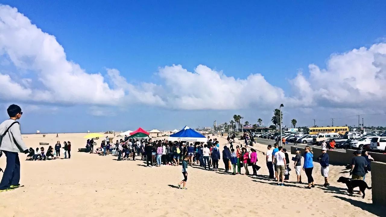 保护海洋，我们在行动！南加华人积极参与亨廷顿海滩环保活动