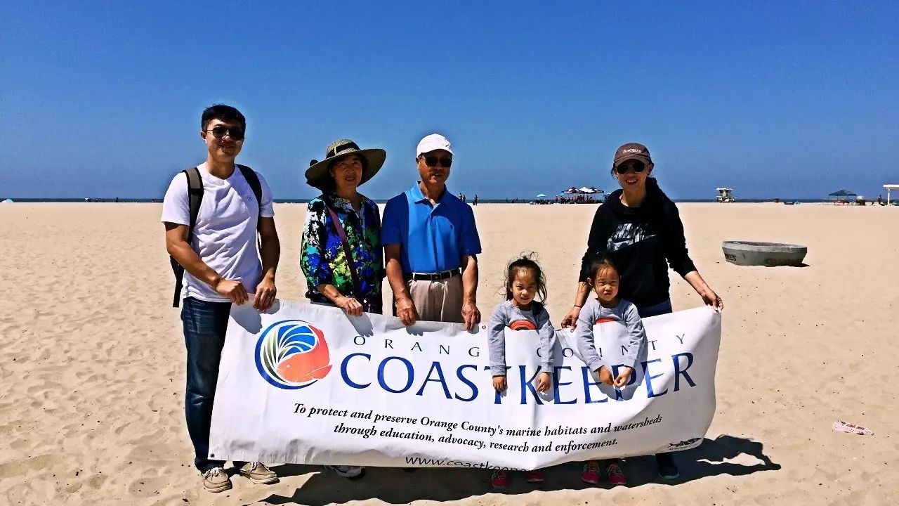 保护海洋，我们在行动！南加华人积极参与亨廷顿海滩环保活动