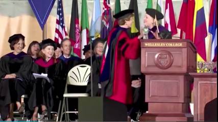 诙谐自嘲、火力四射，希拉里在维斯理学院毕业典礼上的演说  | 图姐