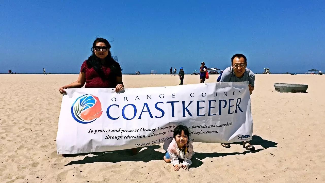保护海洋，我们在行动！南加华人积极参与亨廷顿海滩环保活动