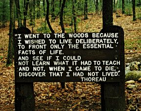 有一条铁路在瓦尔登湖边穿越