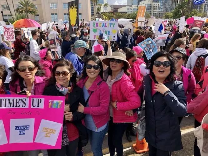 总统上任周年：政府关门，全美妇女大游行（多图）