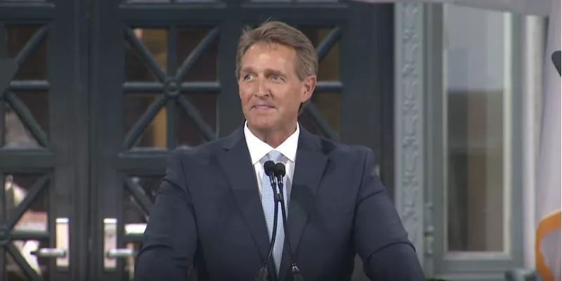 “我们可能已经触底”，参议员杰夫·弗雷克在哈佛致辞掷地有声