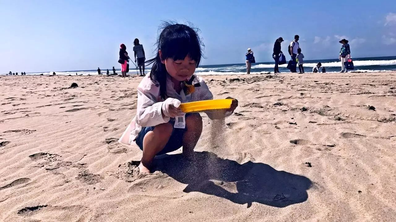 保护海洋，我们在行动！南加华人积极参与亨廷顿海滩环保活动