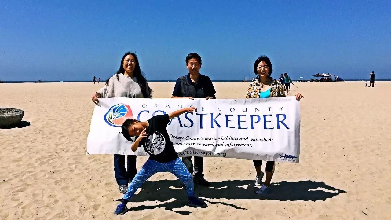 保护海洋，我们在行动！南加华人积极参与亨廷顿海滩环保活动