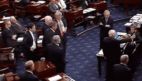 他走了，留下平凡而伟大的墓志铭：他曾为这个国家服务