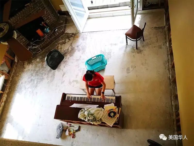 客厅里的琴声——有音乐的地方， 就会有希望！