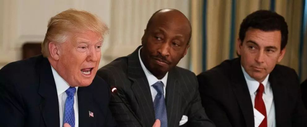 图姐 | 川普在抗议声中灰溜溜关闭“制造业顾问委员会”