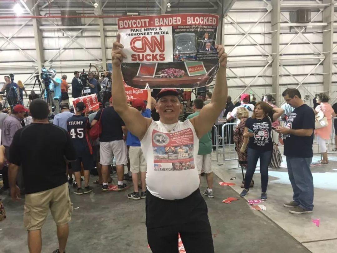 炸弹凶嫌落网，前科累累，脱衣舞男，格斗士，狂热的特朗普支持者 | 图姐