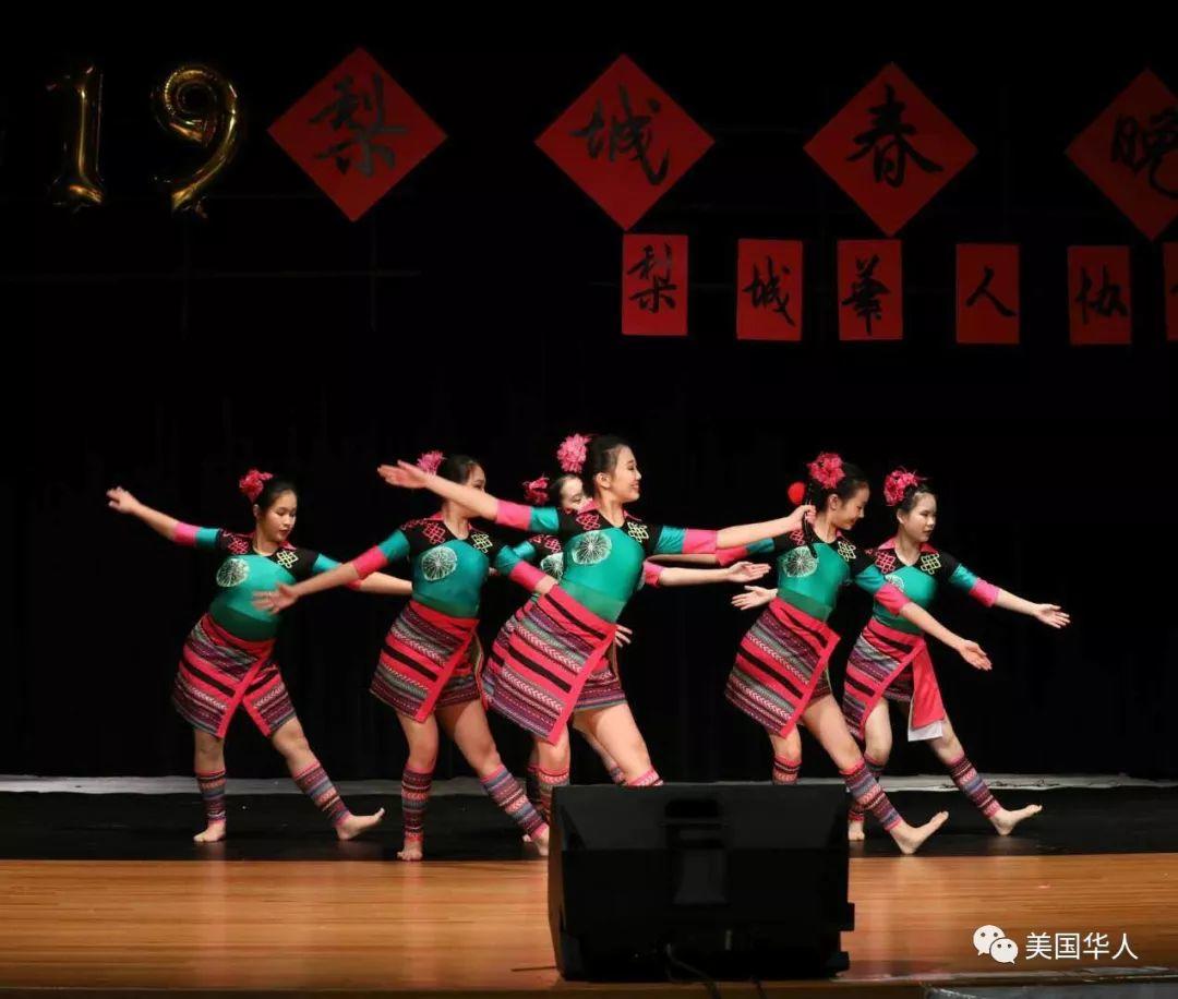 美国华人过大年，春联、春晚、红包、饺子一样都不能少