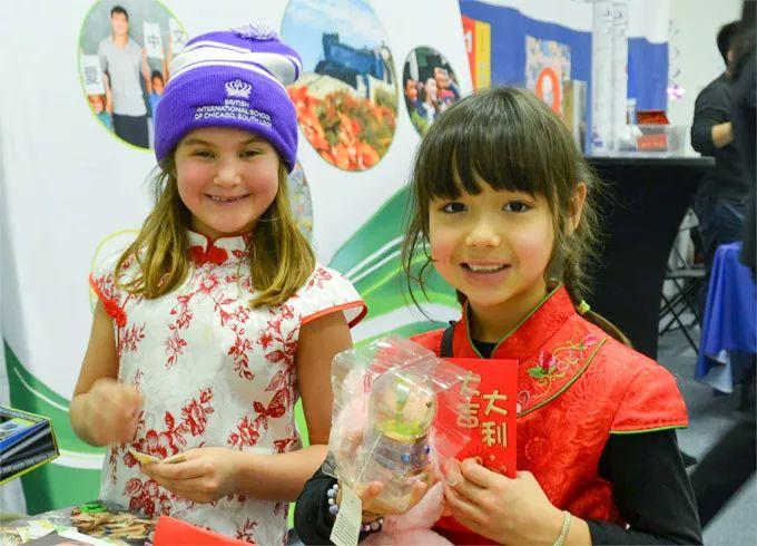 美国华人过大年，春联、春晚、红包、饺子一样都不能少