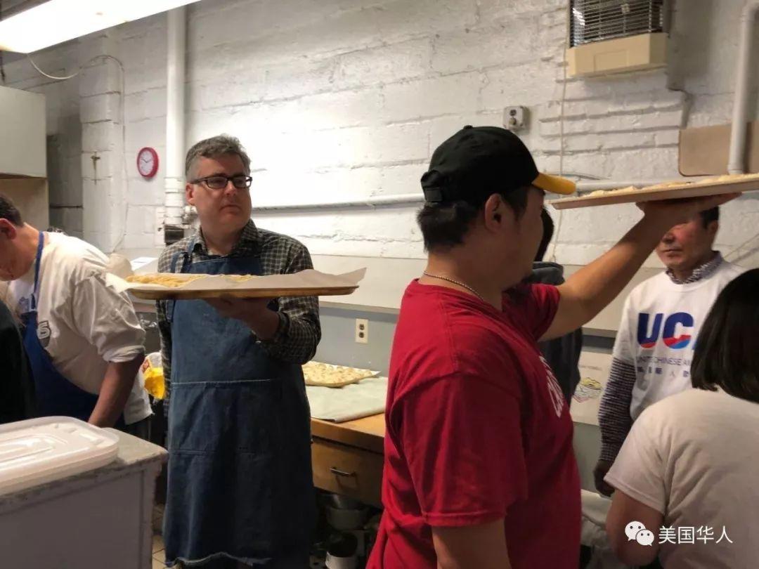 美国华人过大年，春联、春晚、红包、饺子一样都不能少