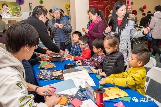 美国华人过大年，春联、春晚、红包、饺子一样都不能少