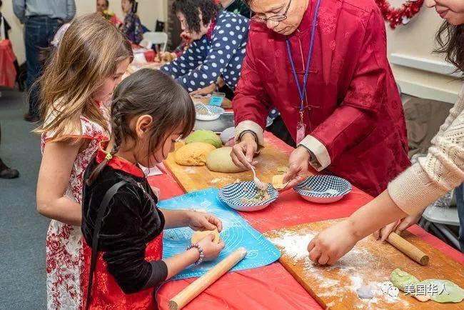 美国华人过大年，春联、春晚、红包、饺子一样都不能少