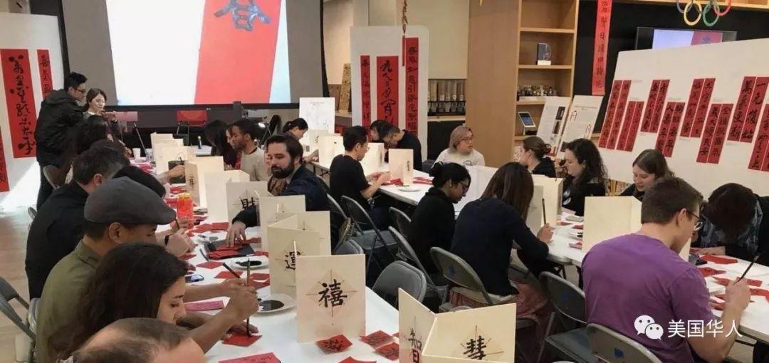 美国华人过大年，春联、春晚、红包、饺子一样都不能少