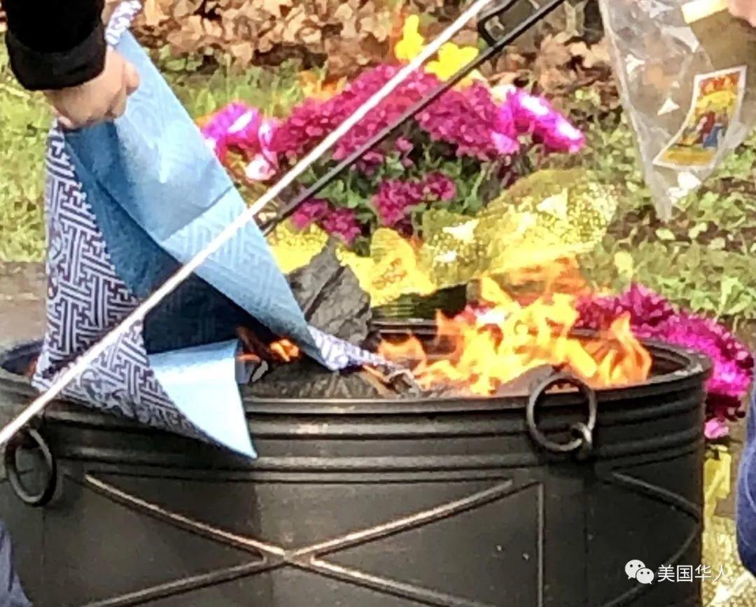 美国小城清明节，市长带领市民给百年前华人劳工移民扫墓