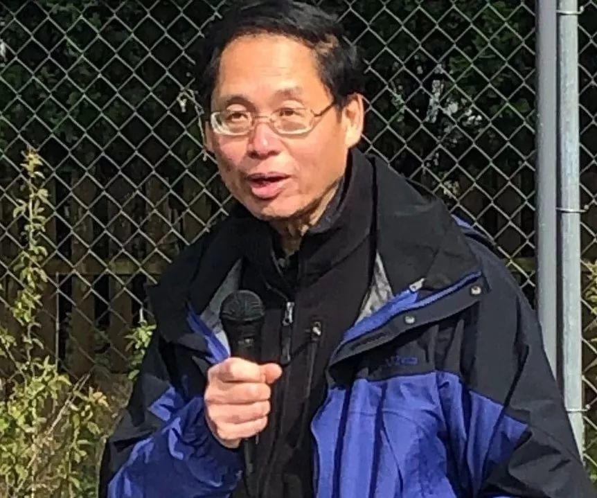 美国小城清明节，市长带领市民给百年前华人劳工移民扫墓